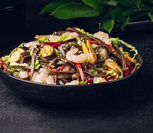 Соба с морепродуктами в устричном соусе