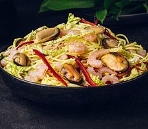 Пшеничная лапша с креветками в устричном соусе