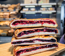 Пирог с яблочно-брусничной начинкой целый