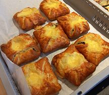 Слойка с курицей и шпинатом в сливочном соусе