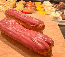 Эклер черничный