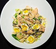 Салат с лососем и авокадо