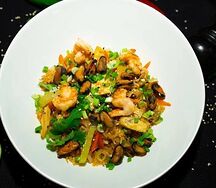 Wok с креветками и мидиями, с лапшой