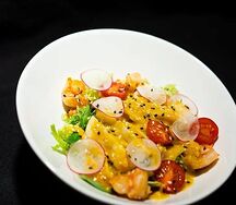 Салат с морепродуктами и манговым соусом