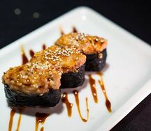 Суши, запеченные с лососем