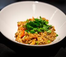 Wok с креветками и мидиями, с рисом