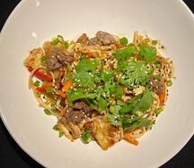 Wok с говядиной и лапшой