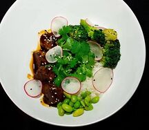 Боул с языком в соусе унаги