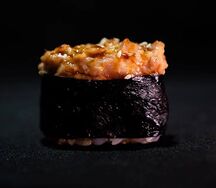 Суши в спайси с лососем