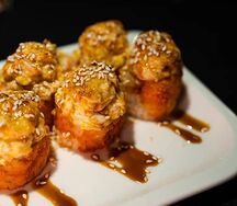 Ролл с лососем и снежным крабом