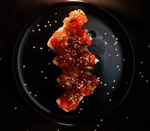 Ролл с тартаром из лосося