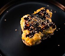 Запеченный ролл с кальмаром и креветкой