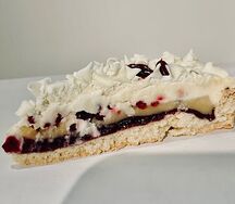 Торт брусничный с белым шоколадом