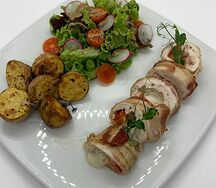 Филе цыпленка в беконе с сыром, томатами и картофелем бэби