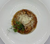 Паста с беконом и овощами