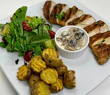 Куриная грудка на гриле под соусом с дольками картофеля