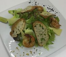 Салат Цезарь с креветками