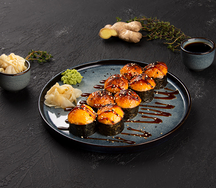 Ролл запеченные с пармезаном и лососем