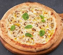 Пицца с грибами и копченым цыпленком