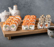 Три Филадельфии под спайси-соусом