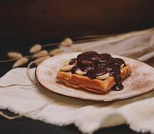 Сладкая вафля с бананами и горячим шоколадом