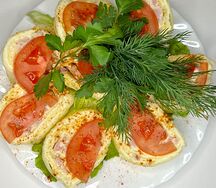 Закуска из омлетного блинчика с ветчиной и сыром