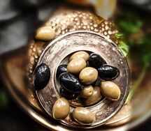 Маслины и оливки