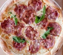 Пицца с ветчиной и сливками