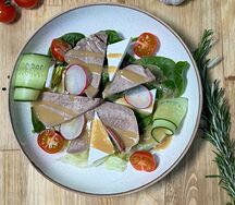 С говяжьим языком, овощами и брынзой