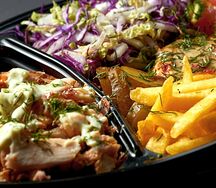 На тарелке с колбасками