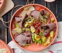 Салат с ростбифом и овощами гриль