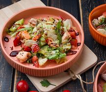 Салат с лососем и овощами