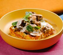 Картофельная вафля с щекой и трюфельным майонезом