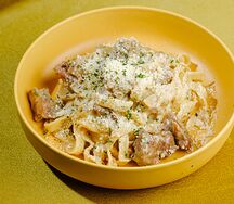 Паста с домашней тушенкой и соусом карбонара