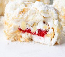 Миндальное пирожное с прослойкой из малины