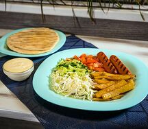 Хот-дог на тарелке