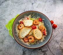 Салат Цезарь с креветками