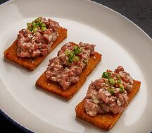 Тартар на картофельном гратене