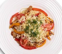 Спагетти с курицей и овощами