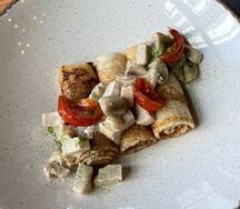 Блинчики с курицей, грибами и вялеными томатами в соусе