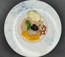Каша овсяная с фруктами и орешками