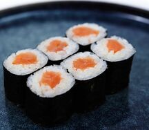 Ролл с лососем холодного копчения