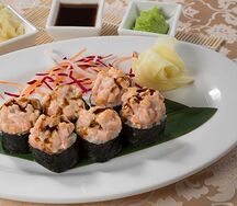 Ролл запеченный с лососем и сырным соусом