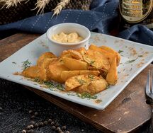 Картофельные дольки с сырным соусом