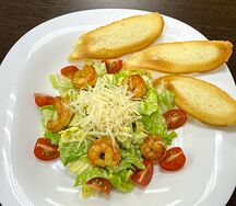 Салат Цезарь с креветками