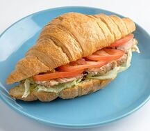 Круассан с курицей и соусом тартар