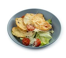 Салат Цезарь с курицей