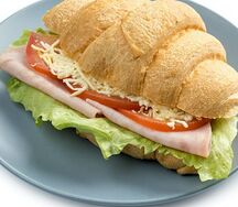 Круассан с ветчиной и сыром