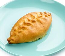 Пирожок с луком и яйцом