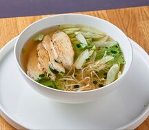Куриный бульон с грудкой, корнем сельдерея и салатом романо